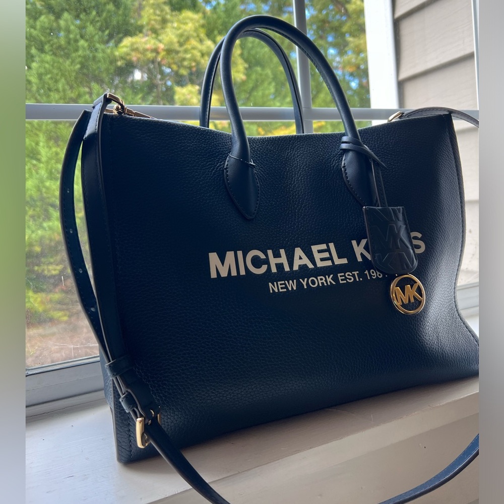 🛍️🛍️💫💫 Michael Kors Purse Mirella Medium Tote. IT  HAS A CLASSIC LOOK!!🛍️💫